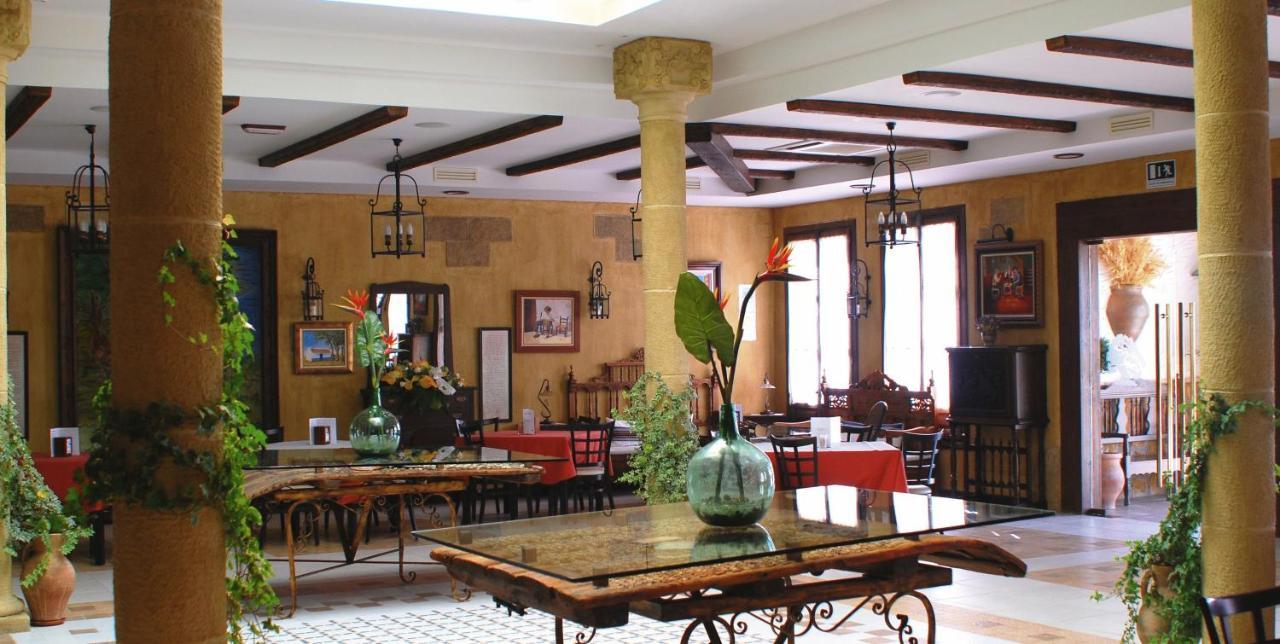 Hotel Encinar Bungalows-Restaurante Pedro Munoz ภายนอก รูปภาพ